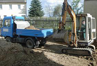 Bagger und Multicar bei Erdbewegung